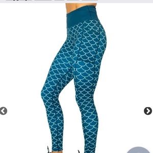 cvg siren mermaid scales leggings medium NWOT
Full length with pockets